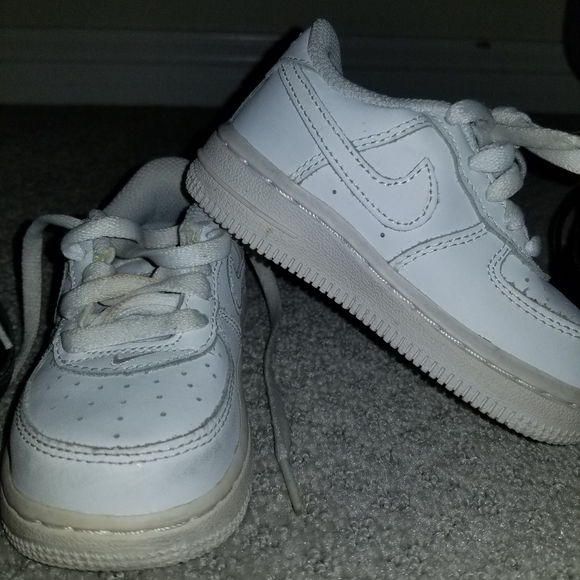 Lot of toddler nike shoes - Picture 4 of 4